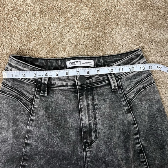 ❤️❤️Secrets with Love Super High Narrow waisted jeans acid wash size 29. - Picture 9 of 16